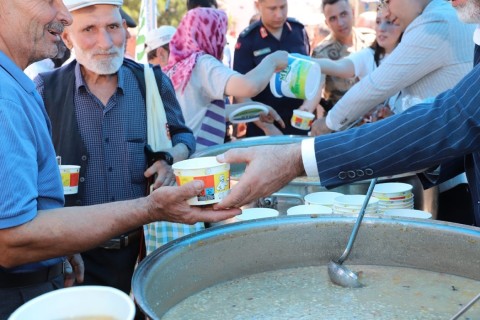 Bir kap aşurede; bereketi, paylaşmayı ve kardeşliği yaşadık.