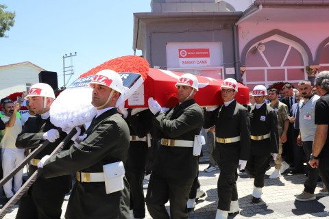 Kepsut’umuzun yiğit evladı, kahraman Mehmetçiğimiz Ahmet Kuşak, Pençe-Kilit Harekâtı’nda şehadet şerbetini içerek vatan toprağına emanet oldu.