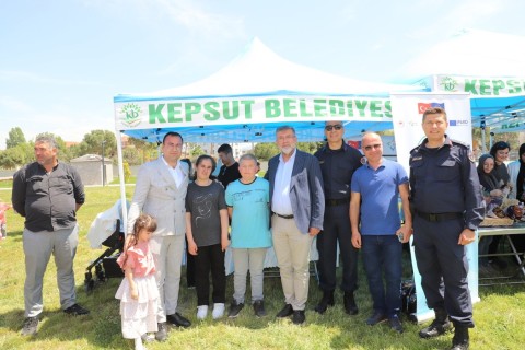 Gökyüzü Uçurtmalarla, Yürekler Sevinçle Doldu